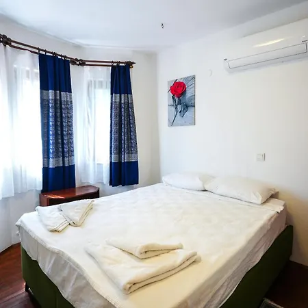 Willa Misli - Red/ *