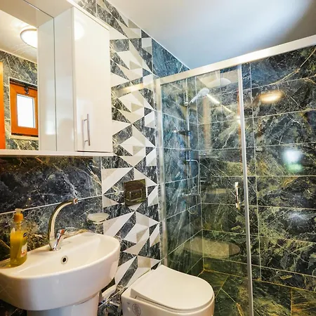 Villa Misli - Red/
